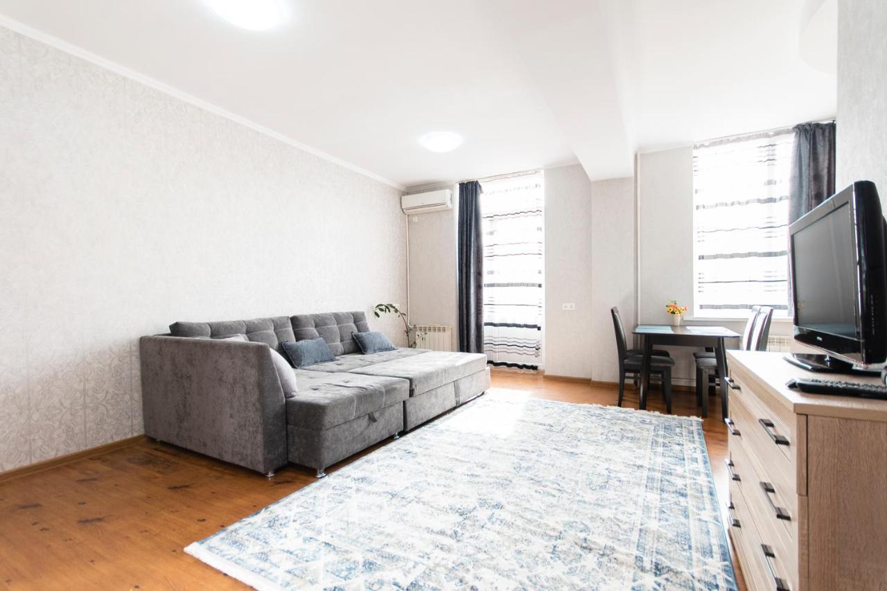 Comfortable Apartment In The Golden Square. 阿拉木图 外观 照片