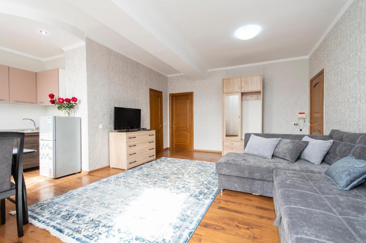 Comfortable Apartment In The Golden Square. 阿拉木图 外观 照片