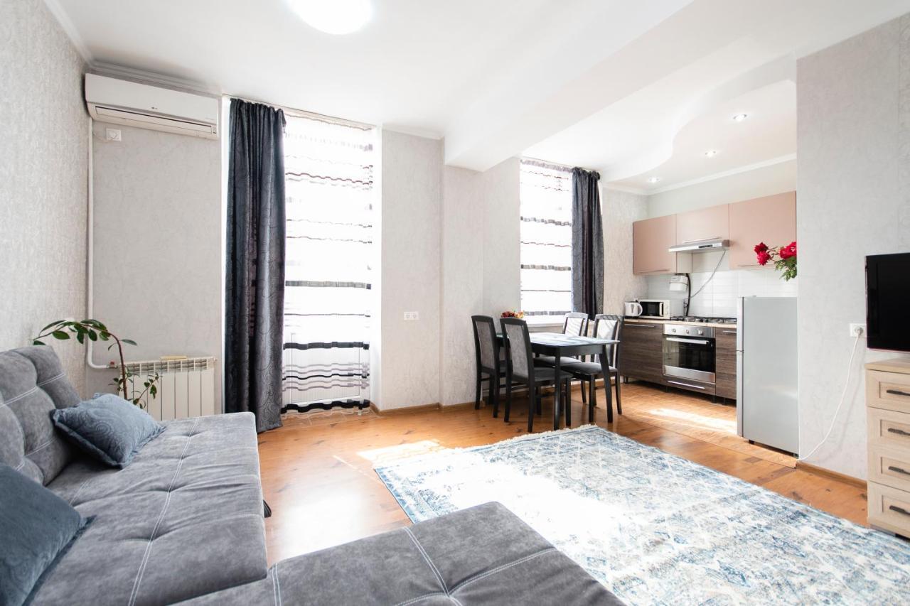 Comfortable Apartment In The Golden Square. 阿拉木图 外观 照片