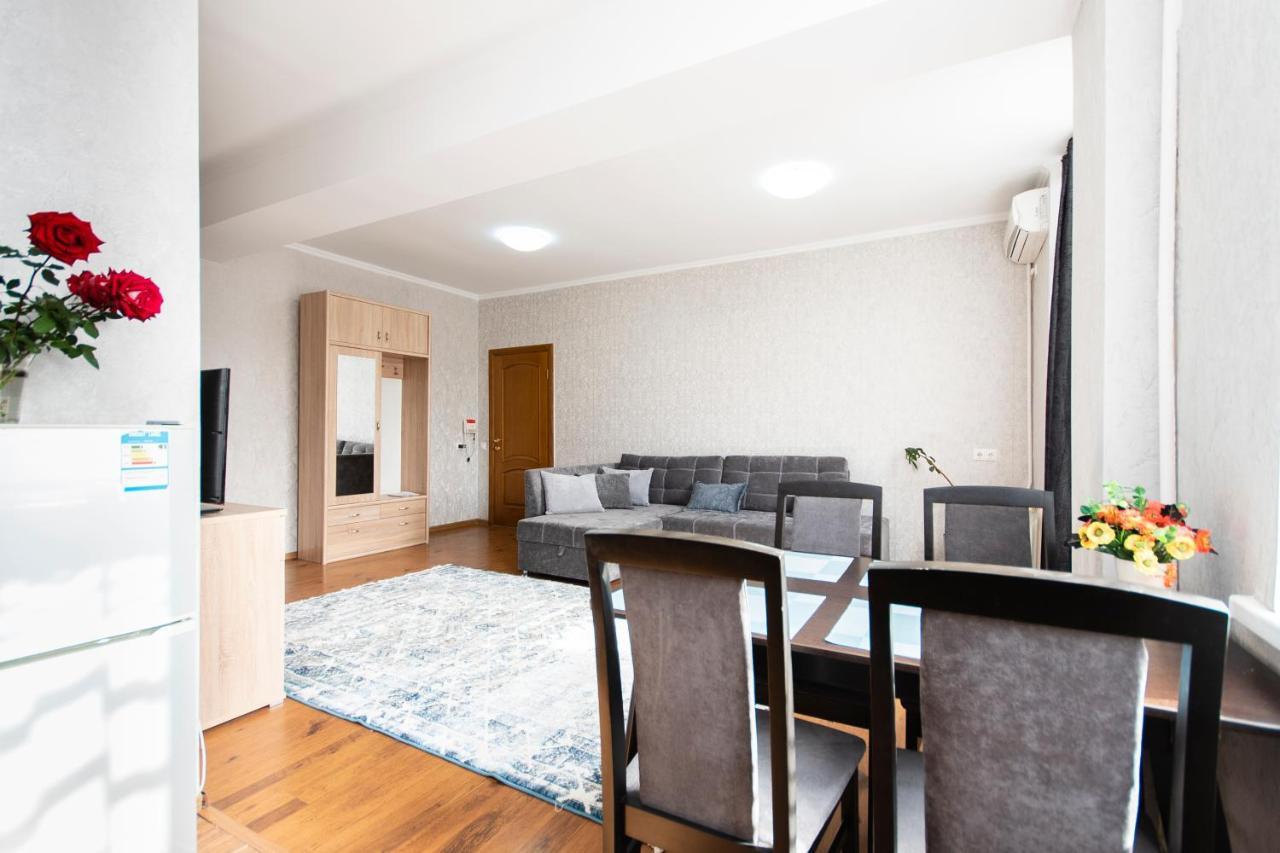 Comfortable Apartment In The Golden Square. 阿拉木图 外观 照片