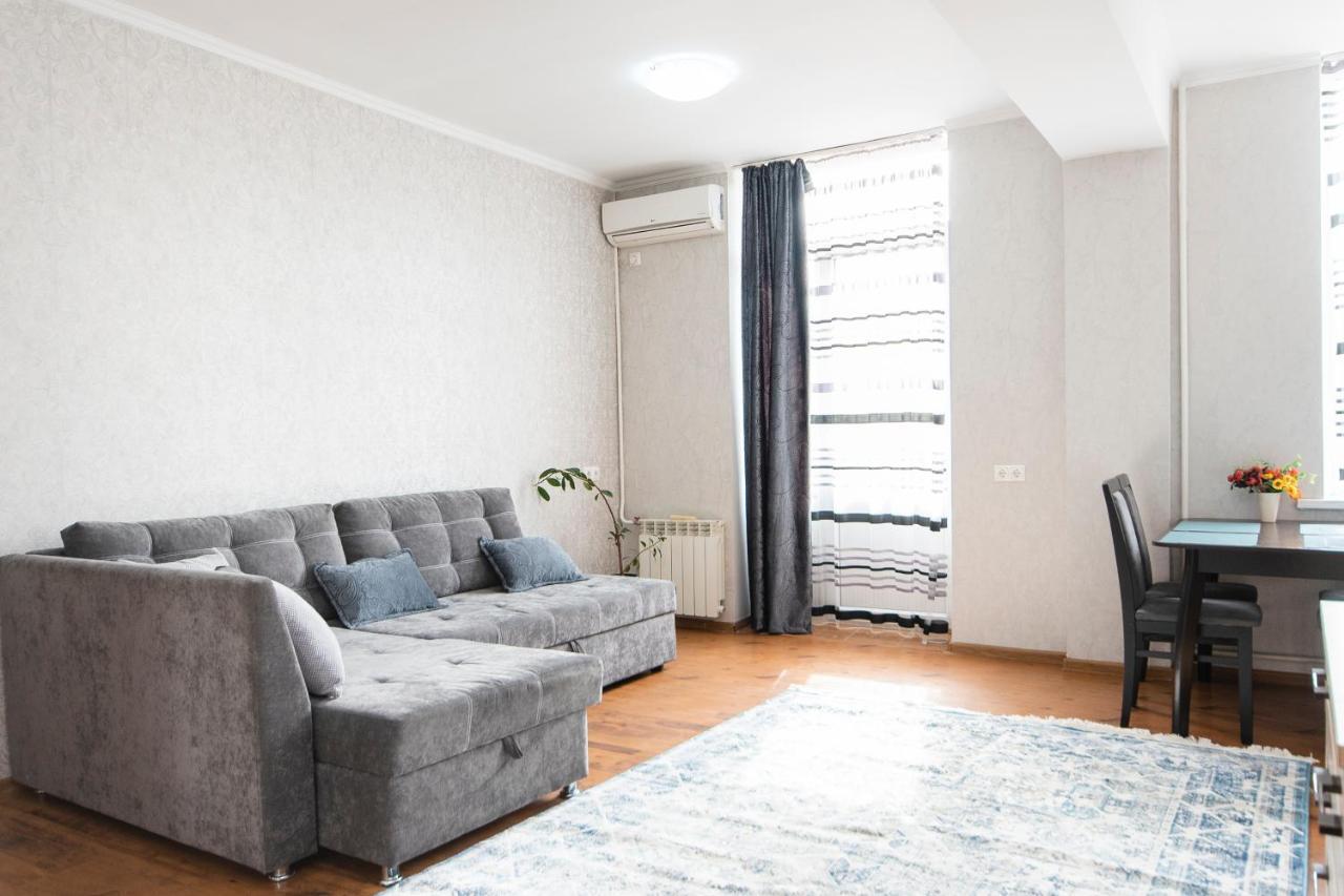 Comfortable Apartment In The Golden Square. 阿拉木图 外观 照片